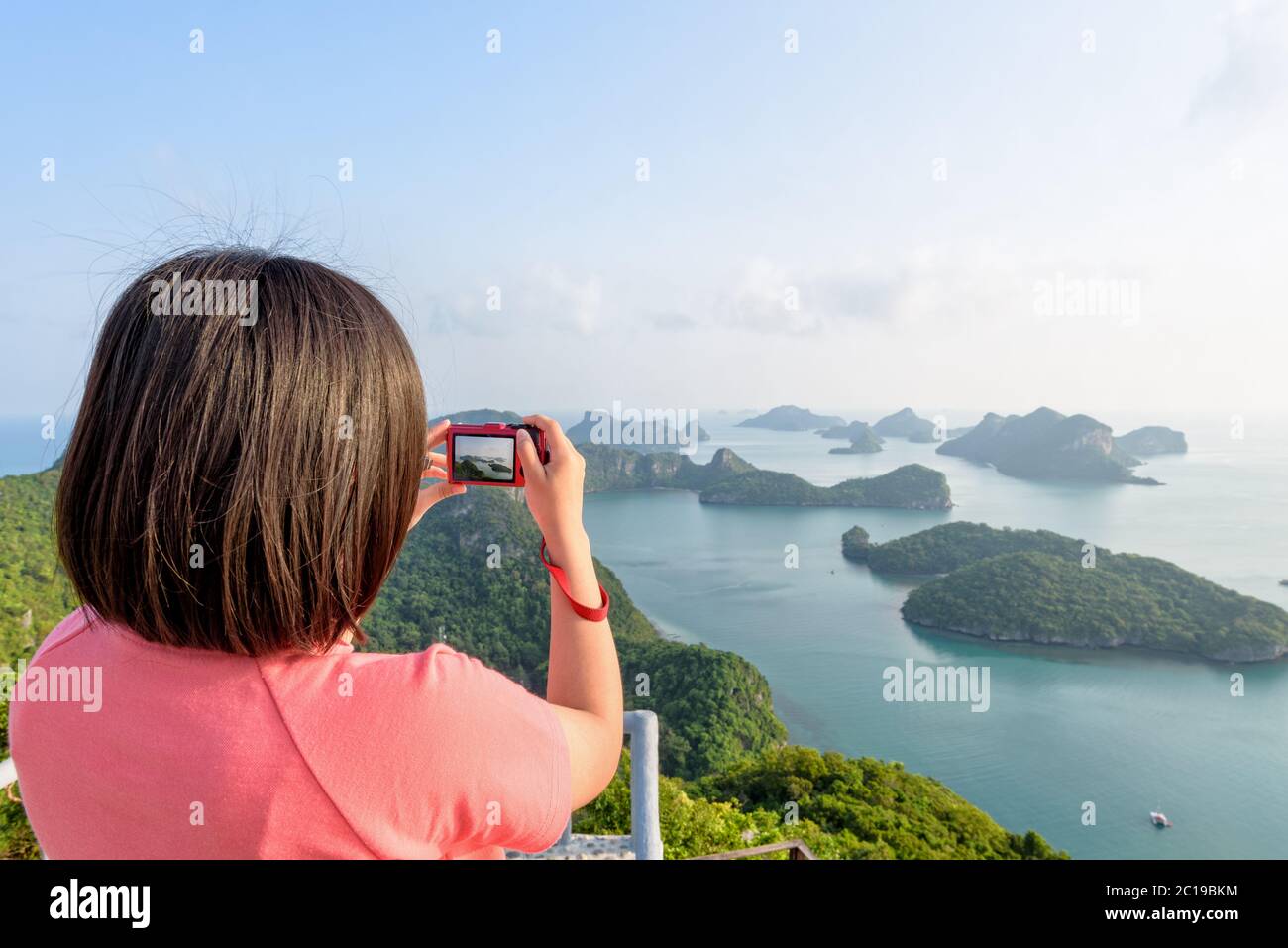 Donna in vetta scatta foto Foto Stock