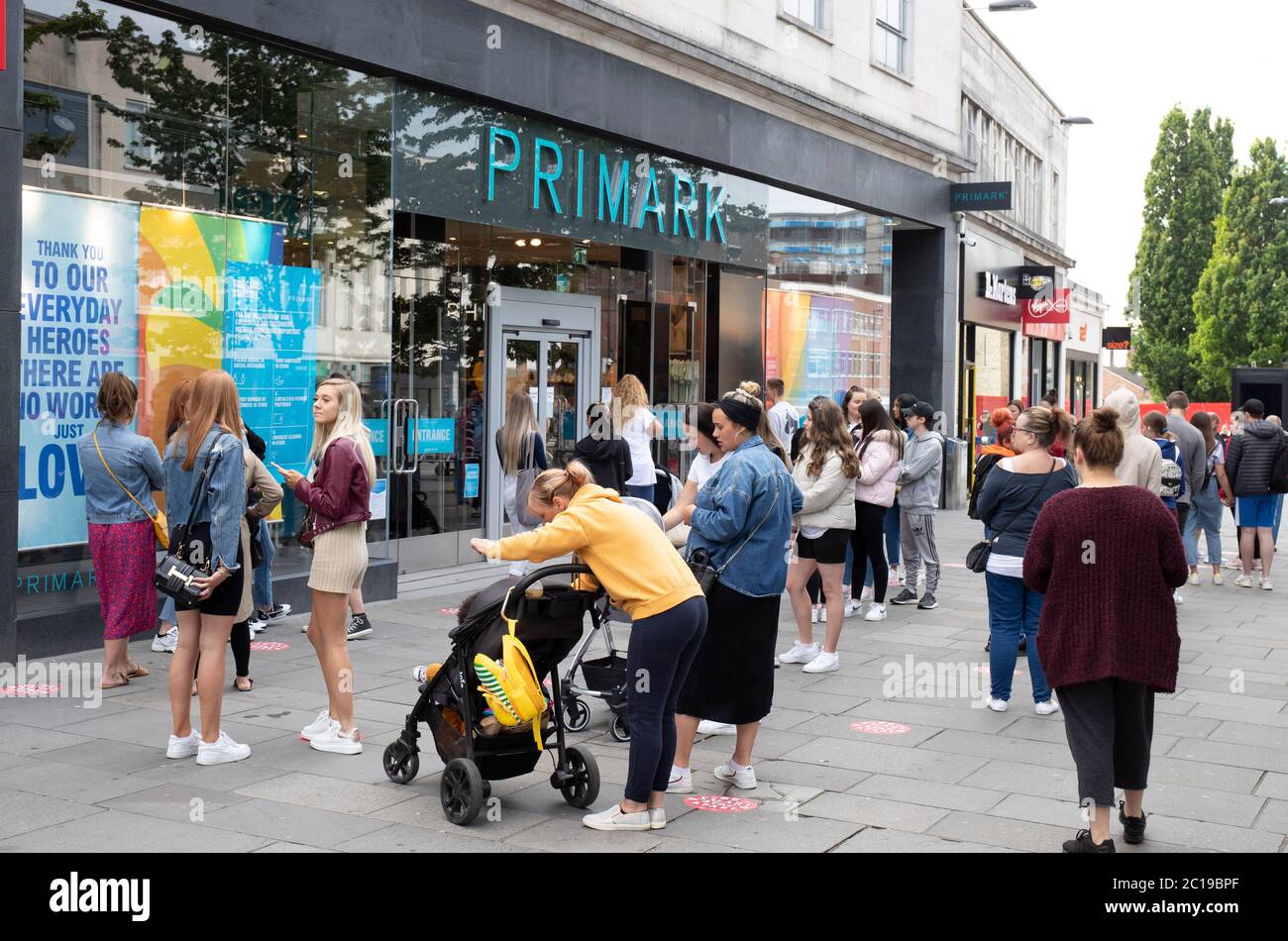 Southampton, Hampshire, Regno Unito 15 giugno 2020. La coda degli acquirenti intorno al blocco di Primark a Southampton riapre dopo la chiusura a causa di restrizioni sul coronavirus. Credit Stuart Martin/Alamy Live News Foto Stock