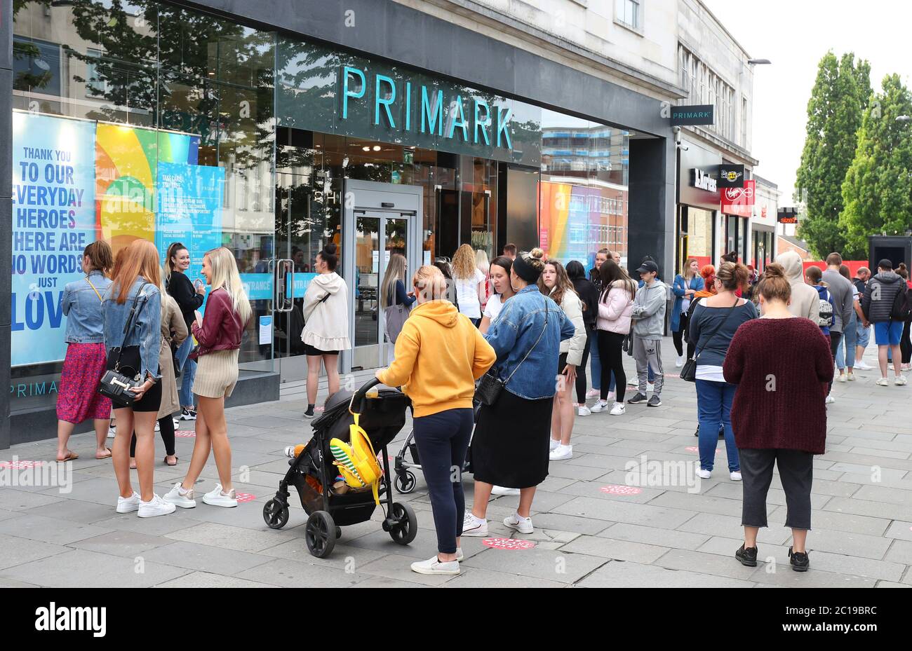 Southampton, Hampshire, Regno Unito 15 giugno 2020. La coda degli acquirenti intorno al blocco di Primark a Southampton riapre dopo la chiusura a causa di restrizioni sul coronavirus. Credit Stuart Martin/Alamy Live News Foto Stock