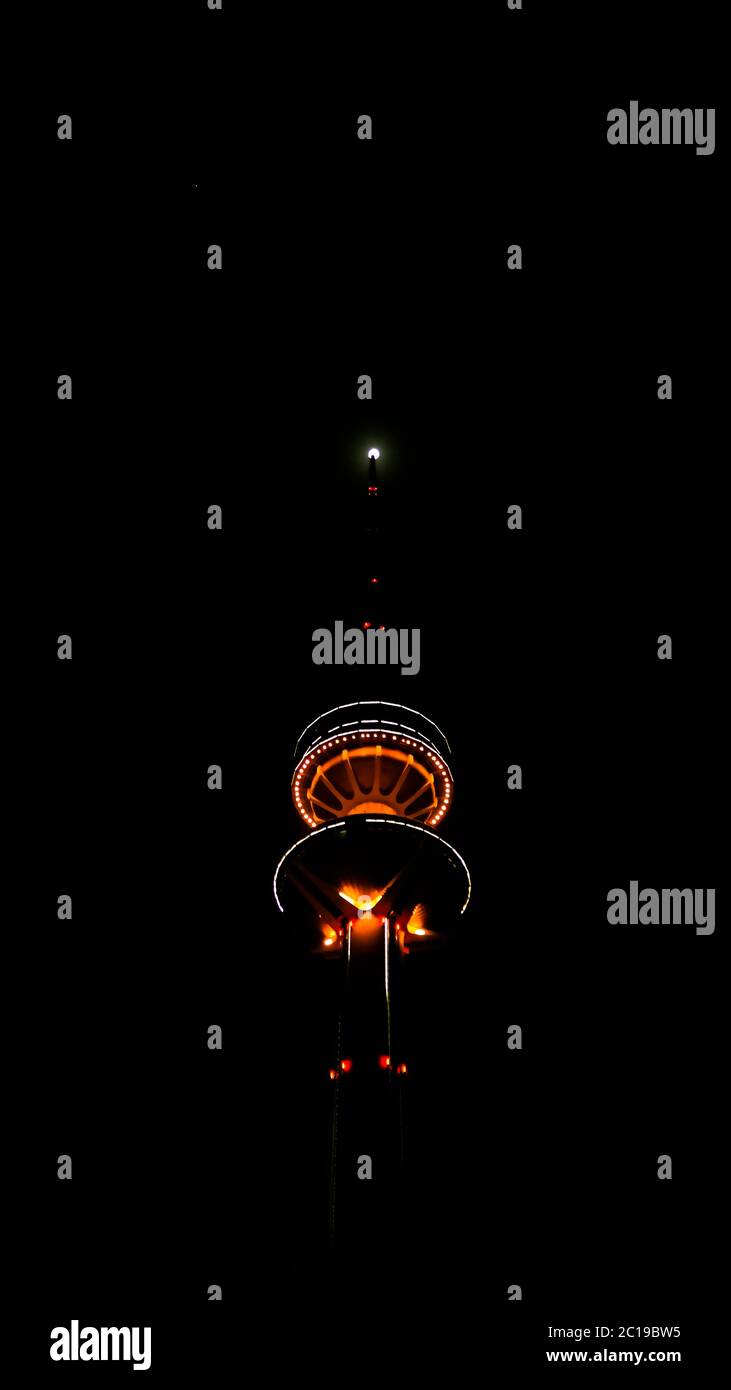Vista esterna notturna della Torre delle Telecomunicazioni Kuwait, nota anche come Torre della Liberazione, Kuwait Foto Stock