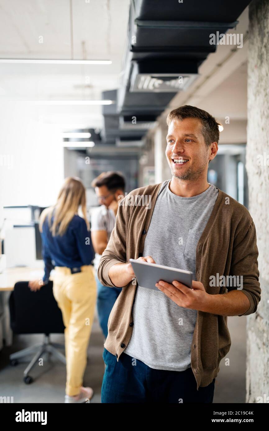 Giovane uomo utilizzando la tecnologia digitale compressa in corporate business office Foto Stock