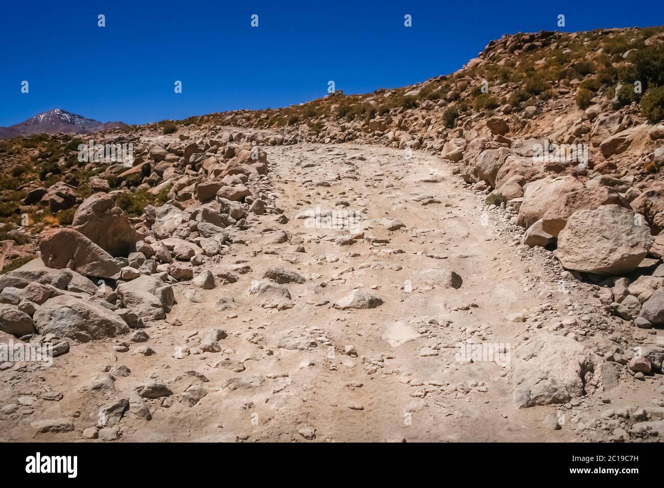 Strada di Montagna formata da rocce di grandi dimensioni, pietre e massi Foto Stock
