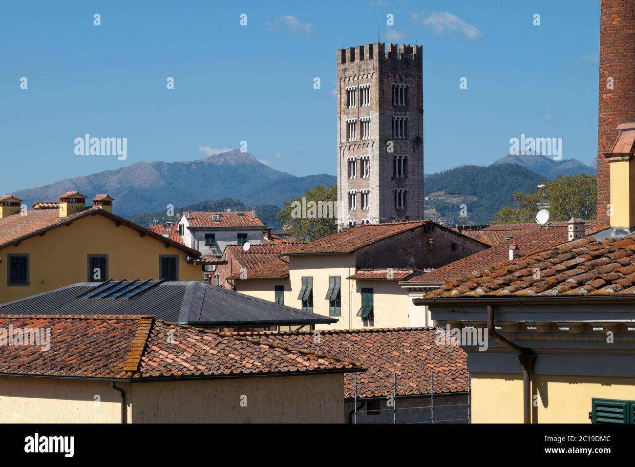 Vista sui tetti di Lucca, città murata in Toscana, Italia, tra cui il campanile di San Frediano, con le Alpi Apuane in lontananza Foto Stock