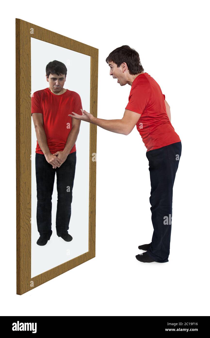 L'uomo scolding se stesso in uno specchio Foto Stock