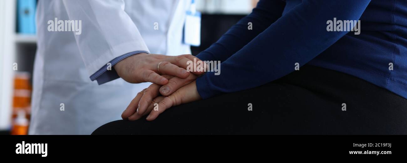 Il medico maschile rassicura il paziente dopo l'esame Foto Stock