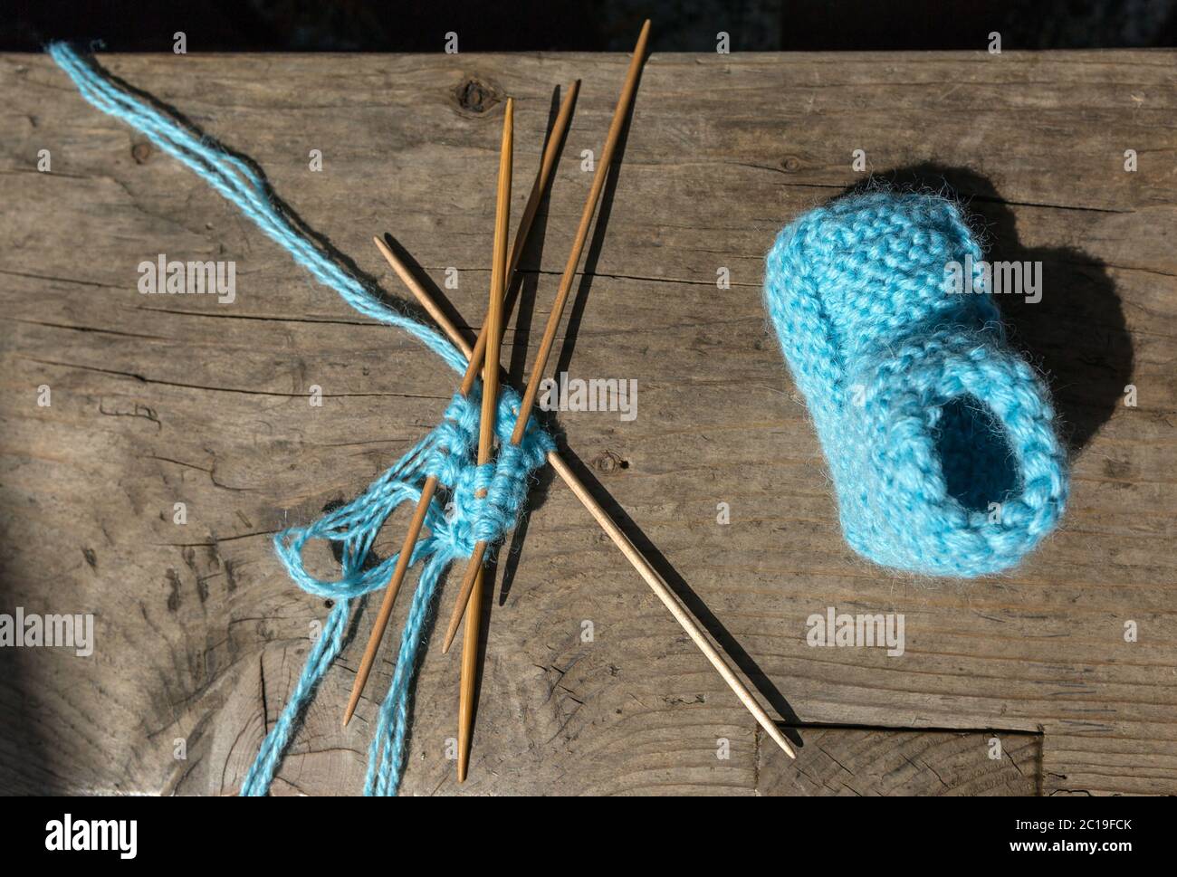 Lavorazione a maglia di calze di lana blu Foto Stock