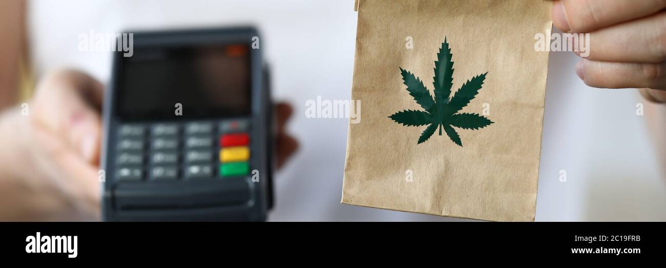 Consegna pacchetto con marijuana, terminale di pagamento Foto Stock