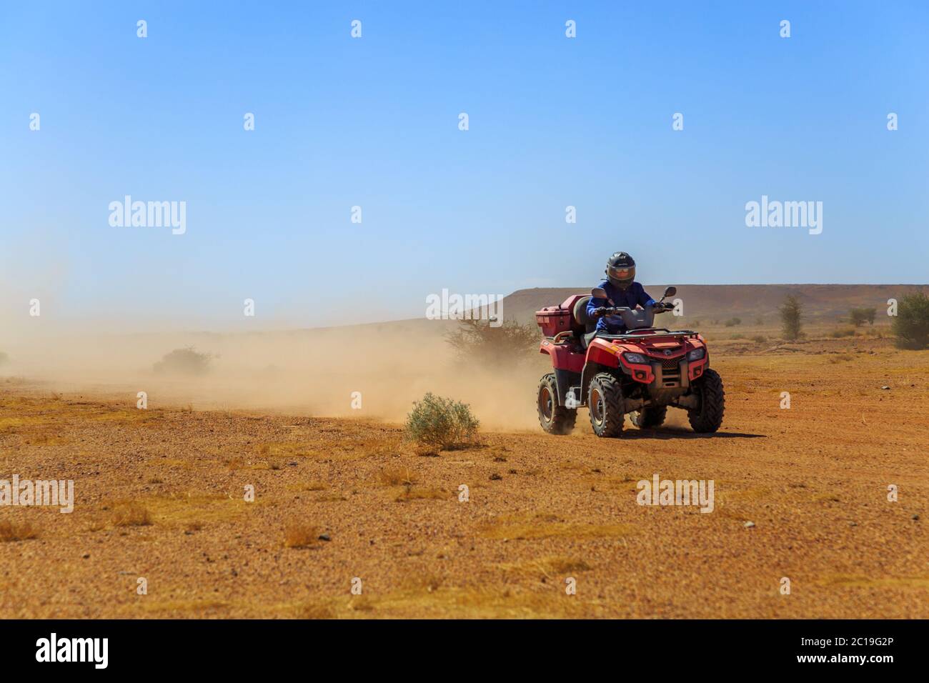 Uomo in sella moto quad nel deserto Foto Stock