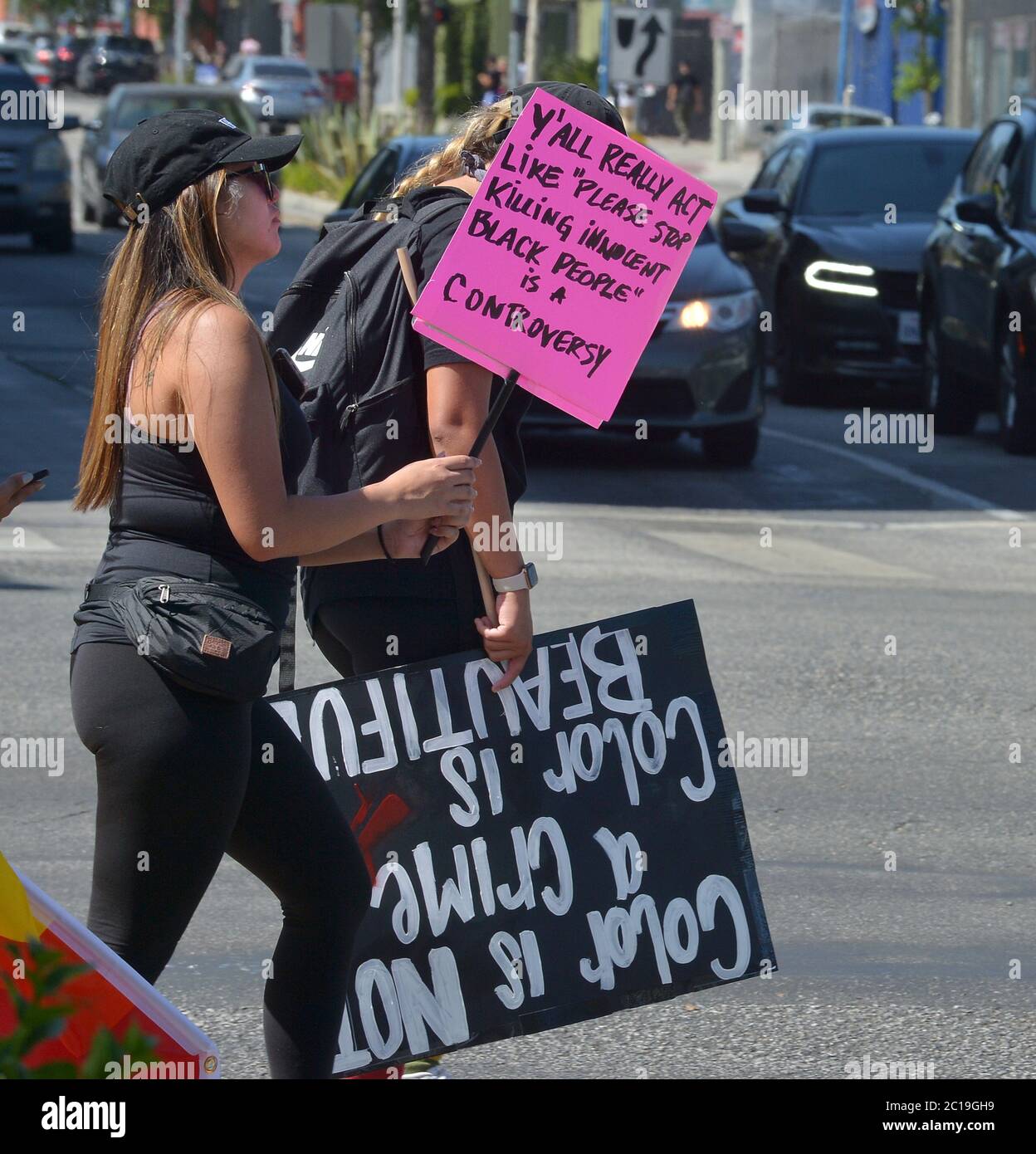 Los Angeles, Stati Uniti. 15 giugno 2020. I dimostranti "All Black Lives Matter" camminano lungo Santa Monica Blvd. Dopo aver marciato verso West Hollywood, che ha marciato da Hollywood, denunciando l'ingiustizia razziale e sostenendo i diritti LGBTQ, mentre le proteste sono proseguite a livello nazionale domenica 14 giugno 2020. Si stima che 20,000 persone siano uscite domenica, giorno della bandiera, per una marcia di solidarietà anti-razzismo da Hollywood a West Hollywood, la città originariamente destinata ad ospitare la Pride Parade prima che fosse cancellata a causa del coronavirus. Foto di Jim Ruymen/UPI Credit: UPI/Alamy Live News Foto Stock