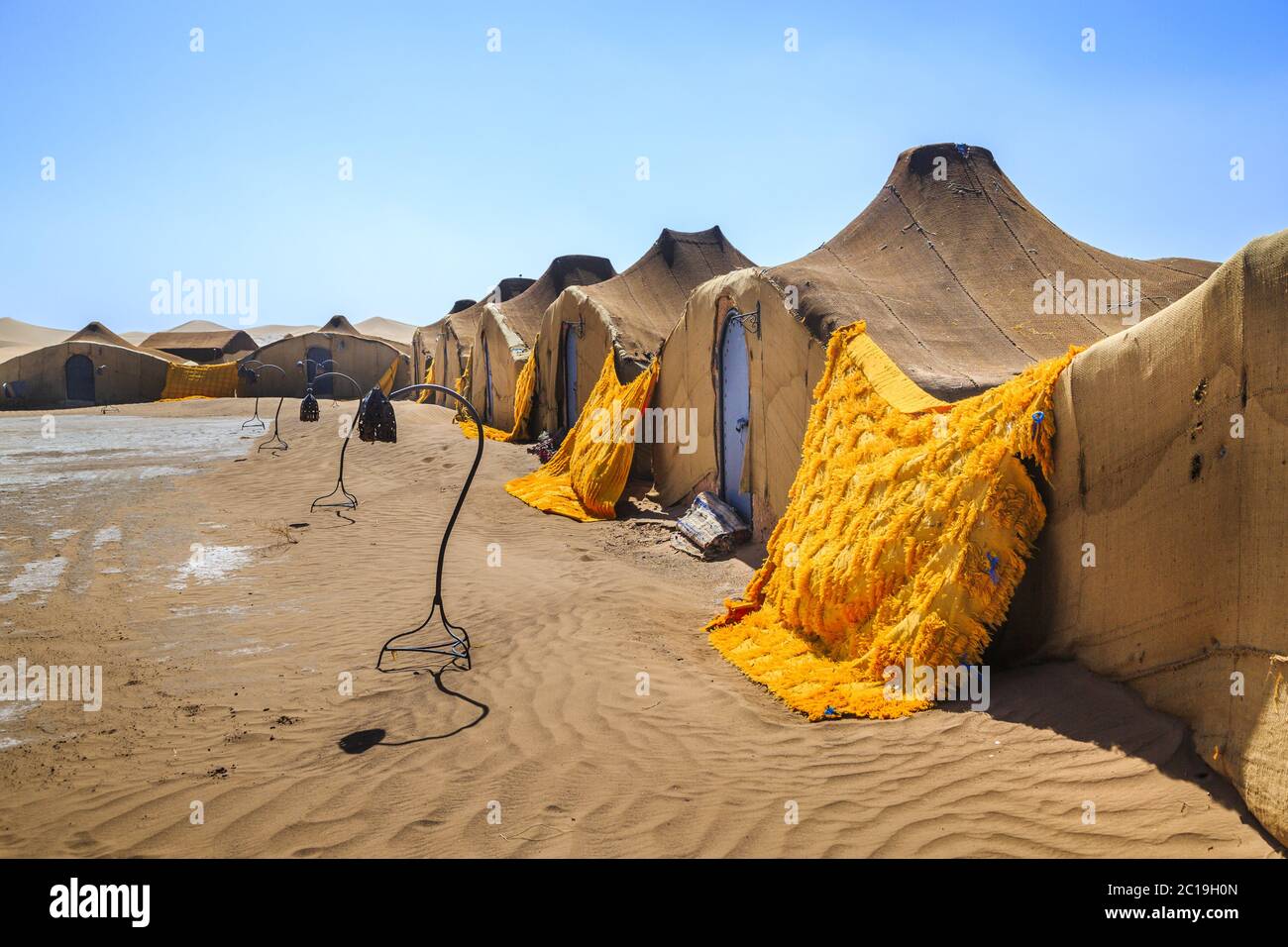 Insediamento nomade nel deserto del Sahara vicino al Marocco, Nord Africa. Foto Stock