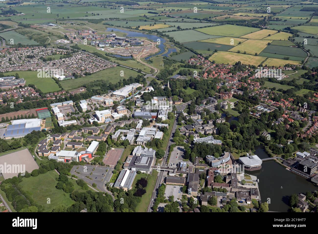 Vista aerea dell'Università di York e del Parco della Scienza di York con la nuova Università di York, Campus East sullo sfondo Foto Stock