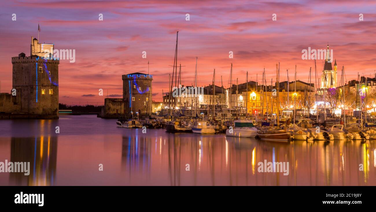 La Rochelle - Porto di notte con bellissimo tramonto Foto Stock