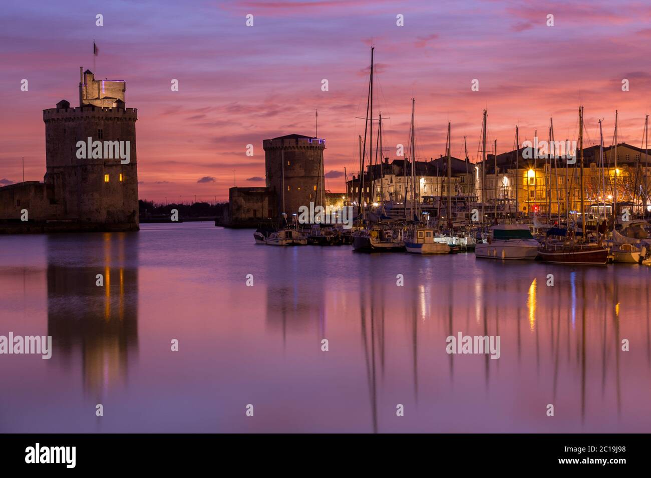 La Rochelle - Porto di notte con bellissimo tramonto Foto Stock