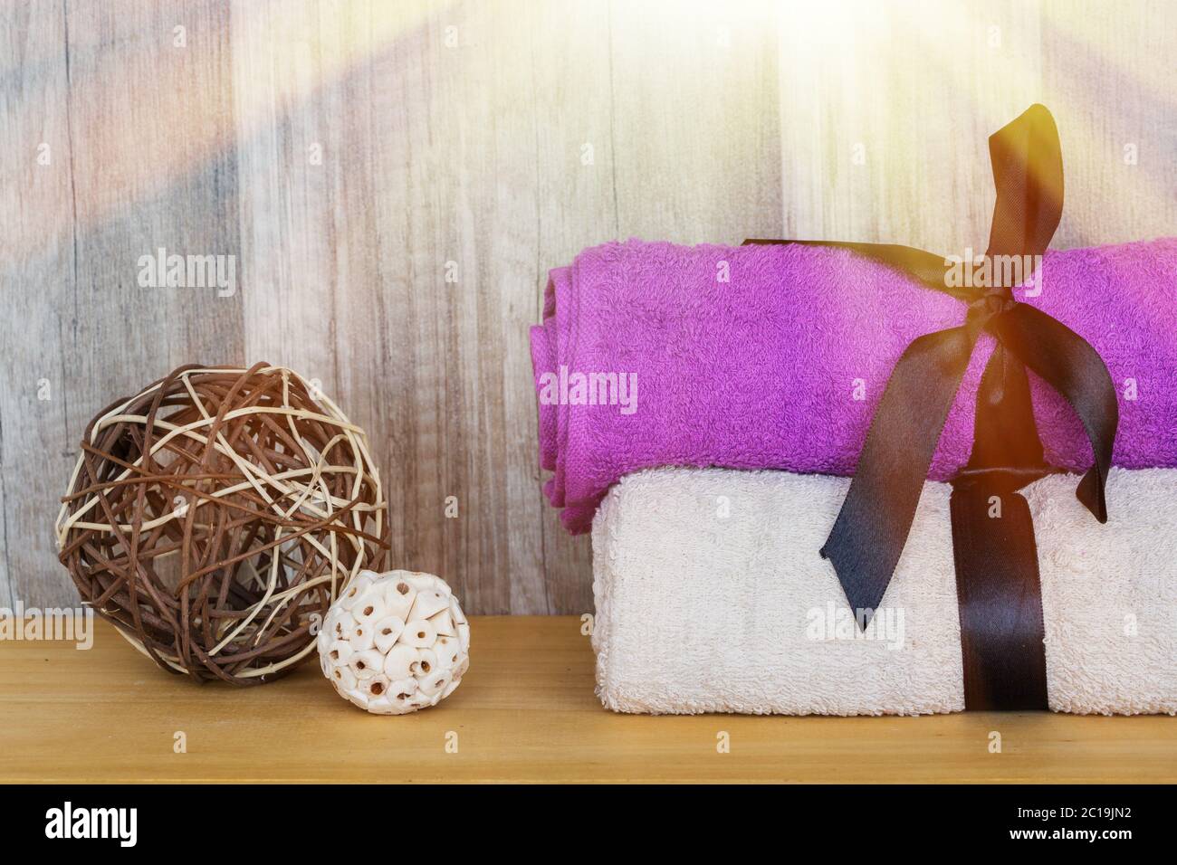 Asciugamani con decorazioni. Concetto di benessere e benessere Beauty Spa. Foto Stock