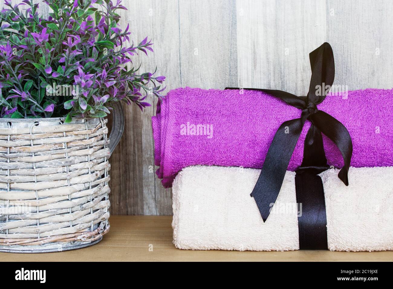 Asciugamani con una pianta decorativa. Concetto di benessere e benessere Beauty Spa. Foto Stock