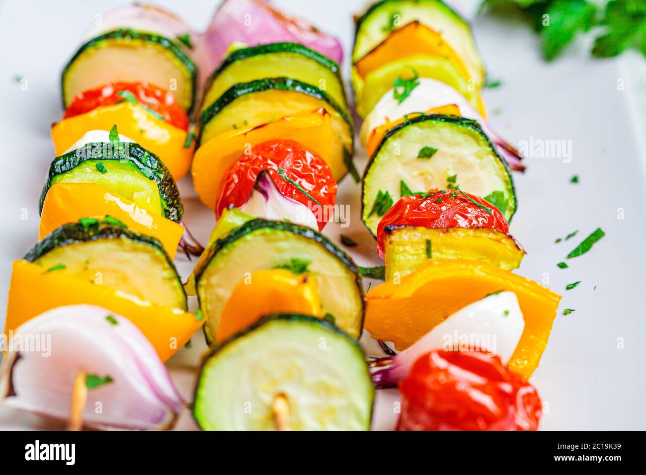 Spiedini grigliati di verdure su una piastra rettangolare grigia. Concetto di cibo vegano. Foto Stock