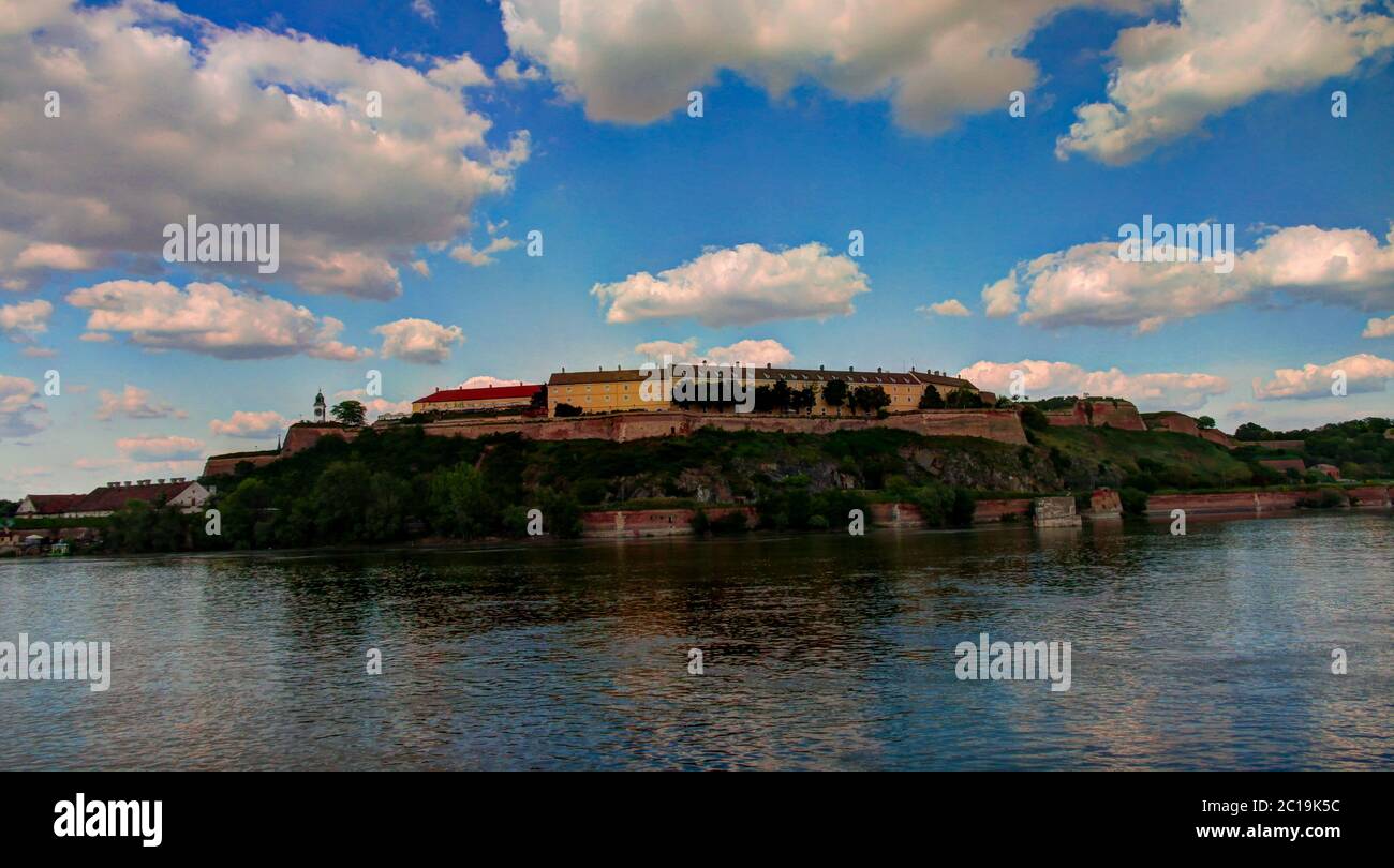 Vista panoramica sulla fortezza di Petrovaradin e sul fiume Danub a Novi Sad, Serbia Foto Stock