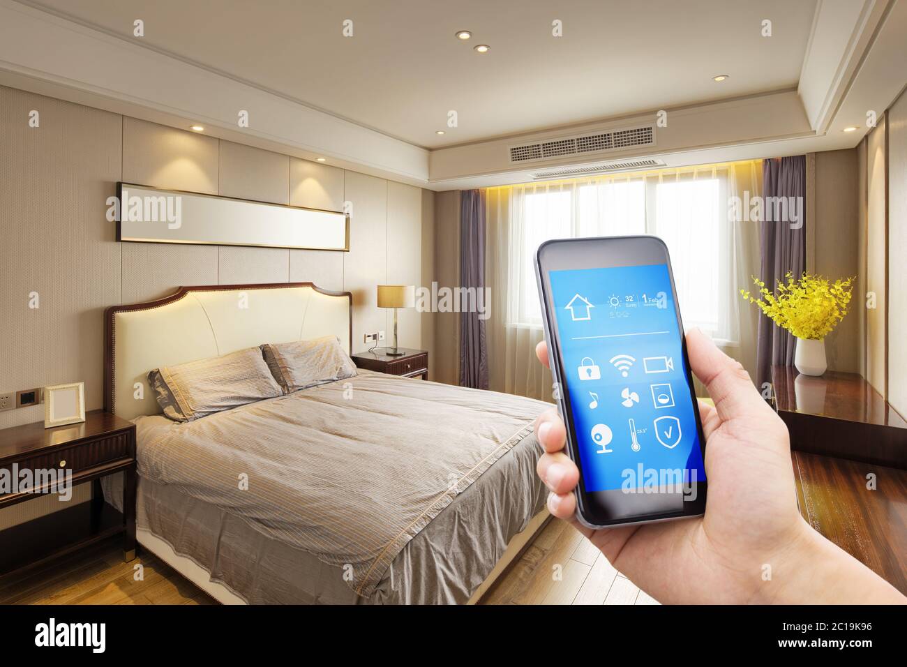 Smart phone con smart home con la moderna camera da letto Foto Stock