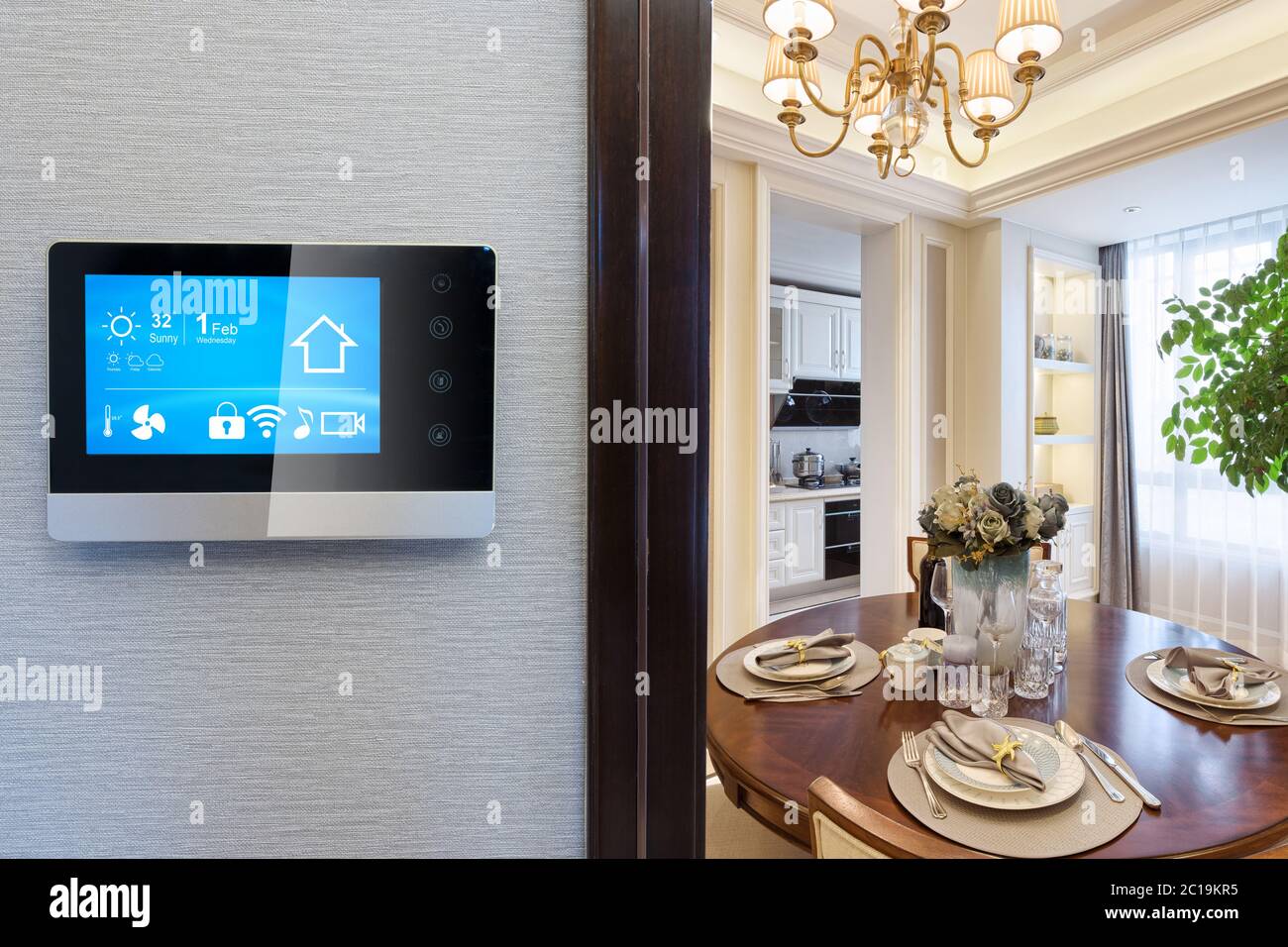 Smart screen con smart home con la moderna sala da pranzo Foto Stock