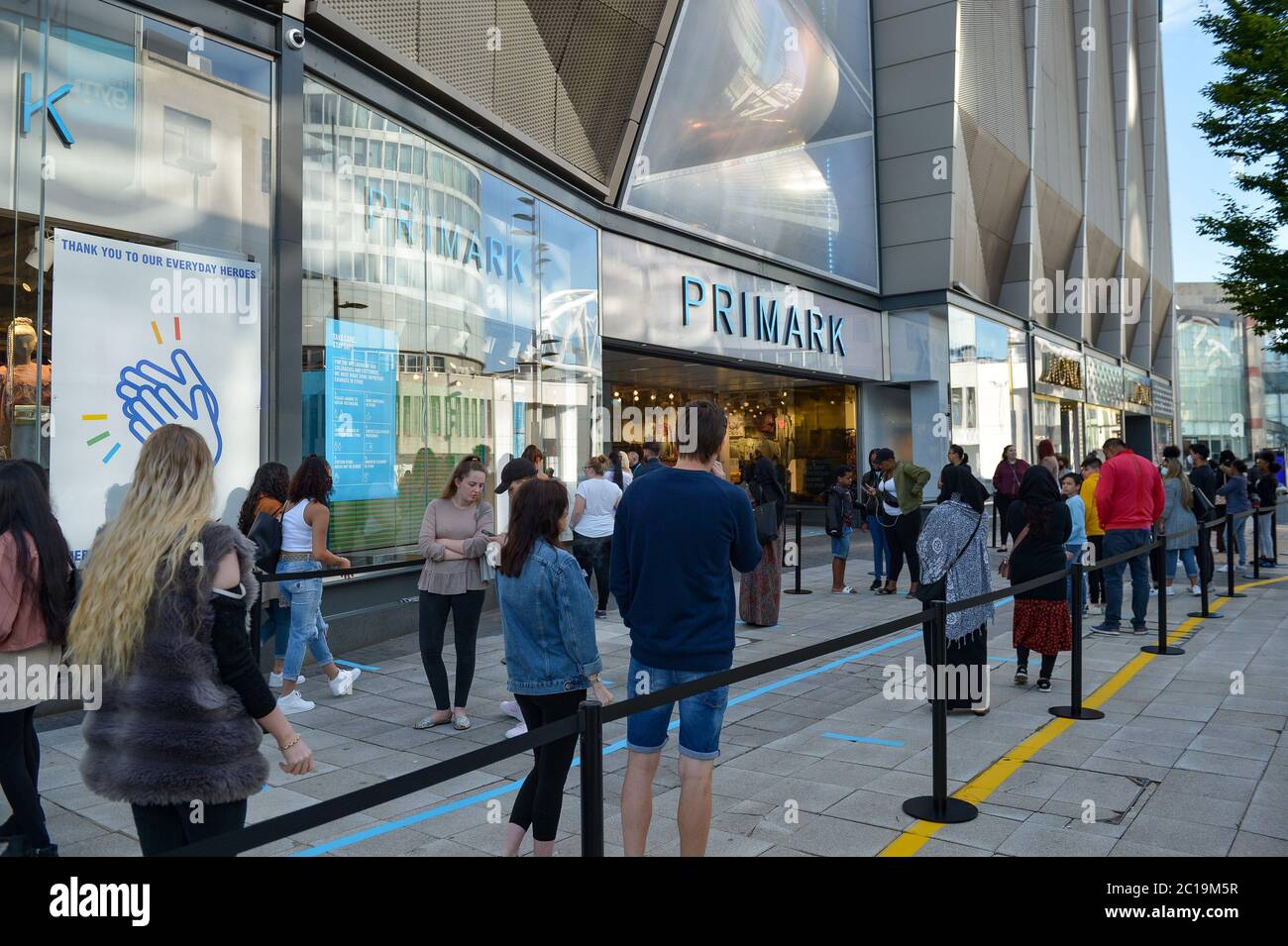 Gli acquirenti si accodano al Primark di Birmingham, poiché i negozi non essenziali in Inghilterra aprono le porte ai clienti per la prima volta da quando le restrizioni di blocco di coronavirus sono state imposte a marzo. Foto Stock