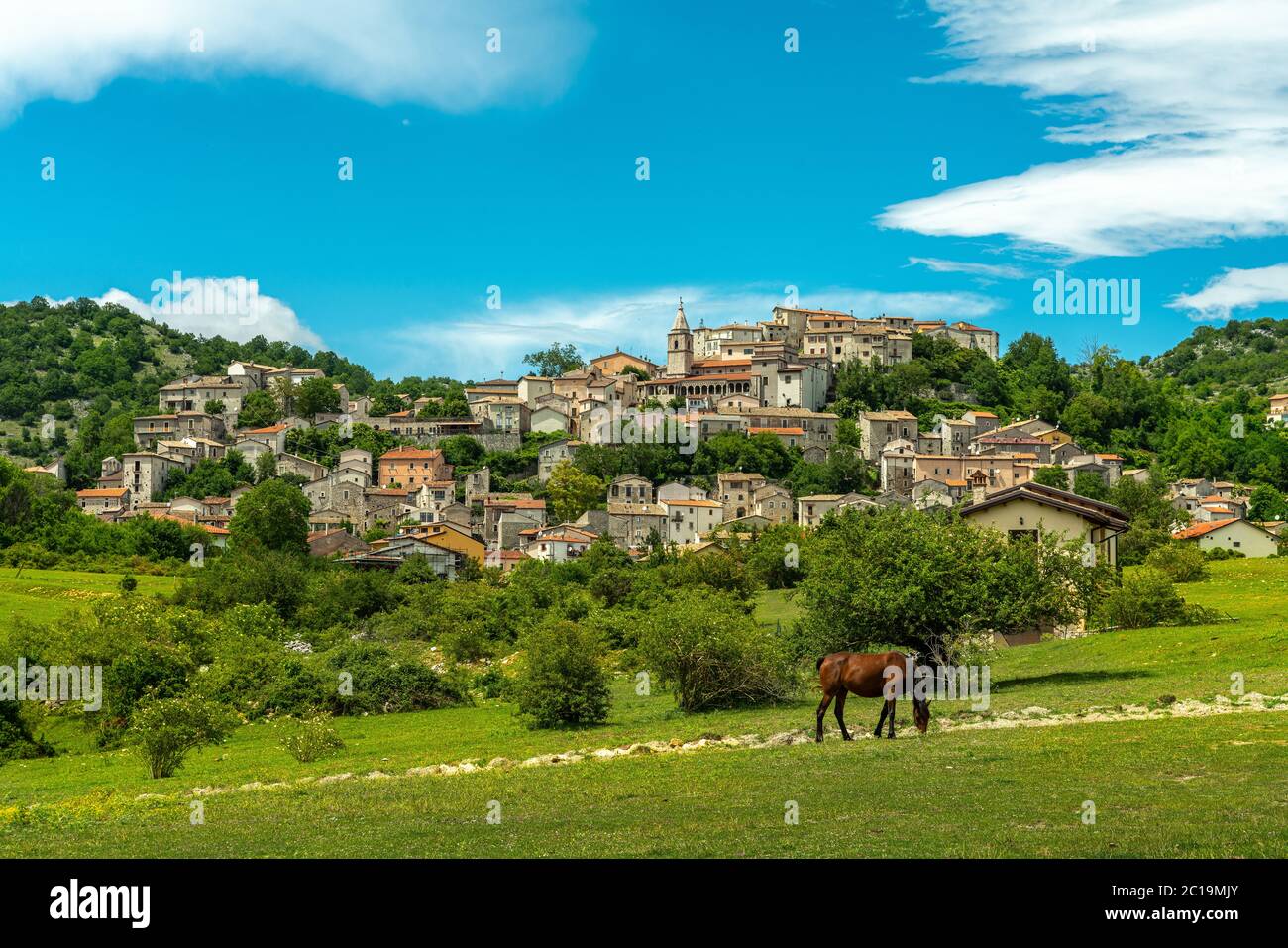 Panorama del villaggio di Montenero Valcocchiara. Regione Molise, Italia, Europa Foto Stock