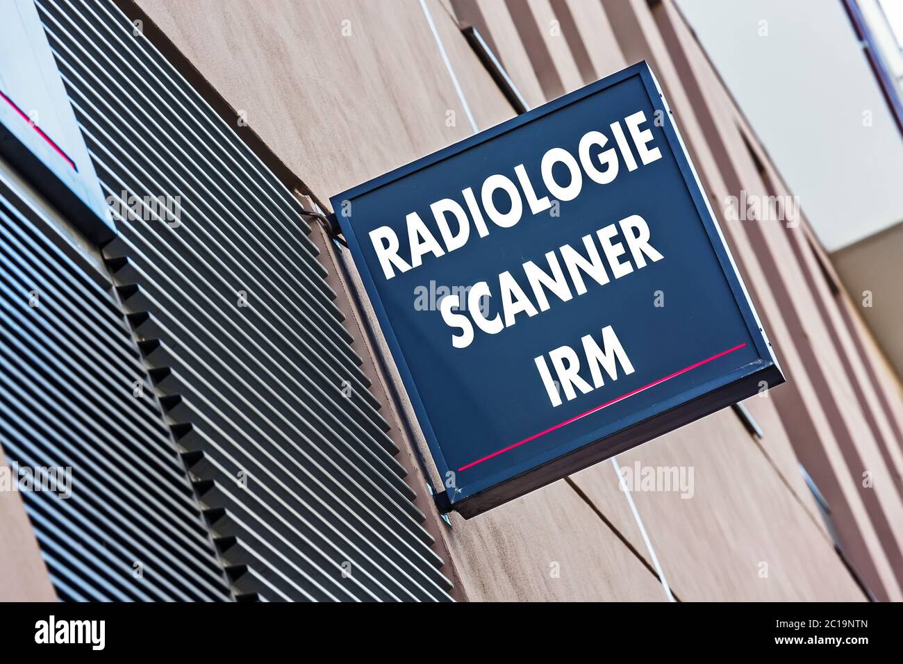 Firma sull'edificio che indica i servizi di radiologia RM e scansione medica (radiologie scanner IRM in francese) Foto Stock