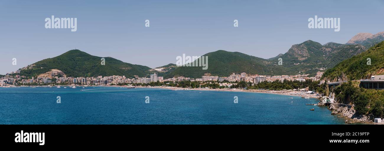 La vista dal mare alla città vecchia di Budva e la città moderna sono tutte le mura della città vecchia. Foto Stock