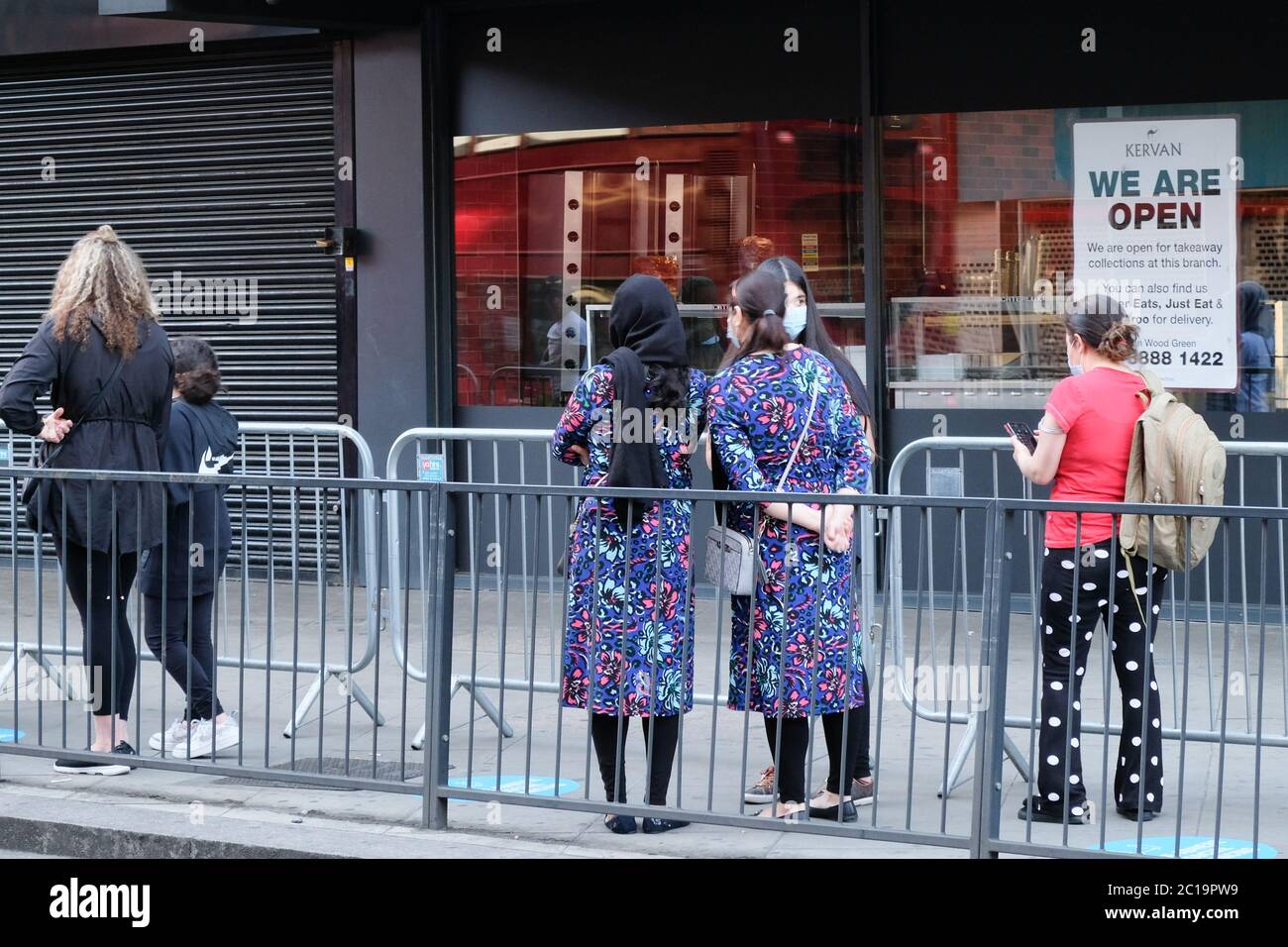 Londra, Regno Unito. 15 giugno 2020. Pandemia di coronavirus: Coda fuori Primark, legno verde alle 8.30 negozi non essenziali possono aprire da oggi. Credit: Matthew Chpicle/Alamy Live News Foto Stock