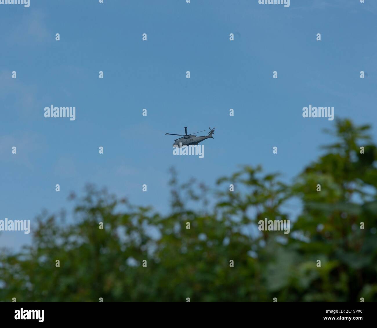 Royal Navy Merlin elicottero volo basso Foto Stock