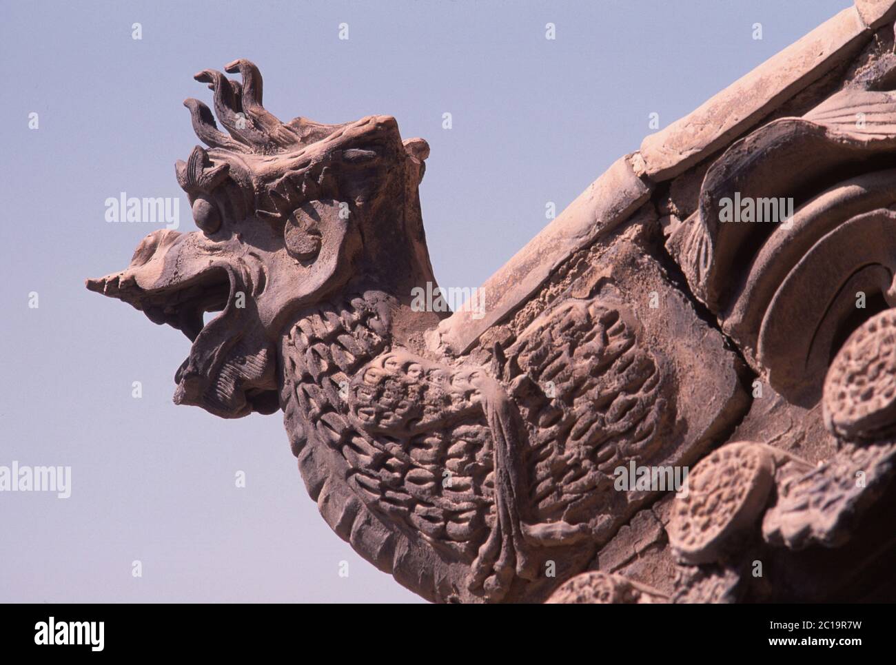 Un scolpito gronda in legno raffigurante una testa di drago a Gao Miao si tempio che serve i buddisti taoisti e i confuciani simili in Zhongwei una prefettura-città di livello del Ningxia Cina Foto Stock