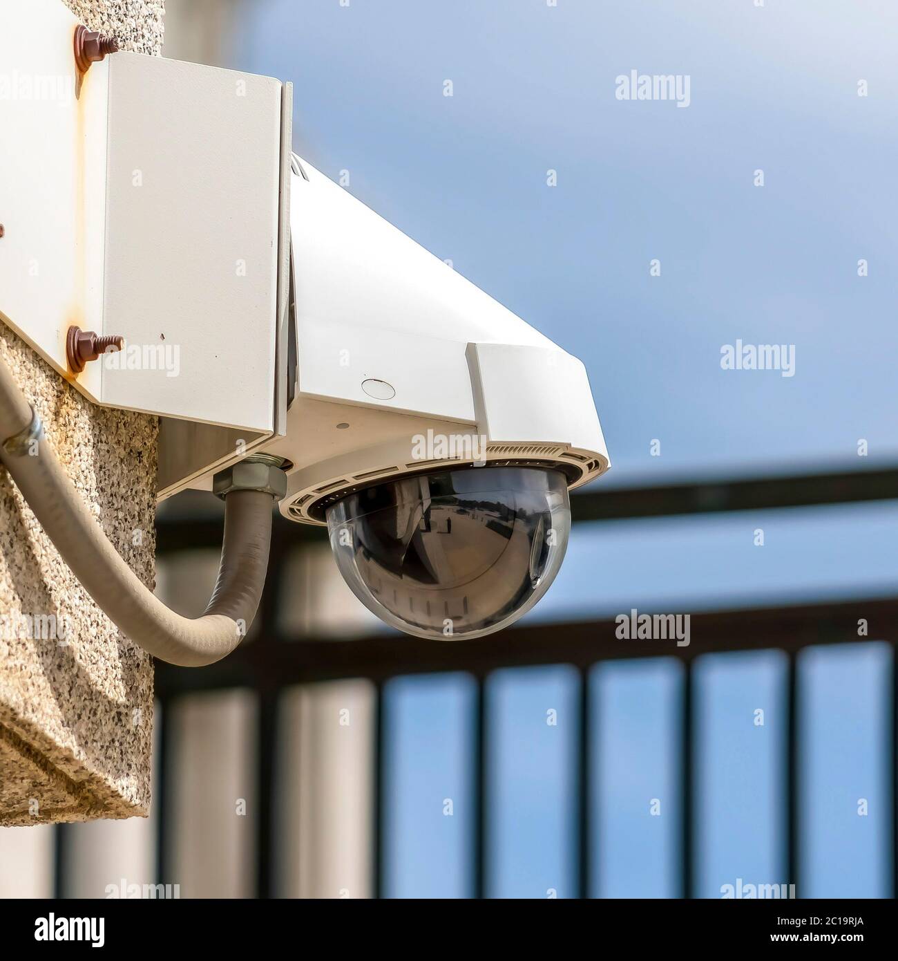 Telecamera a cupola di sicurezza tvcc per esterni quadrata installata sulla parete esterna di un edificio Foto Stock