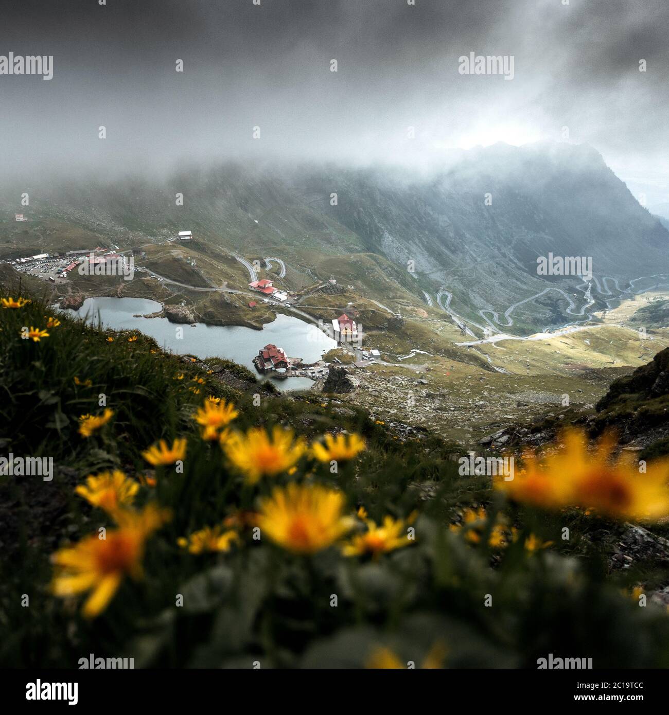 Vista epica del lago ghiacciaio Balea, vista panoramica, montagne foggy, in Transfagarasan, Romania Foto Stock