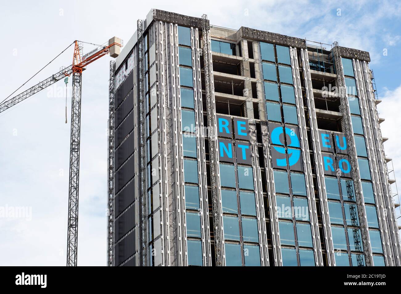 Spazio per uffici in affitto per 9 Euro grande annuncio con cartellone di testo sul cantiere di facciate per uffici a Sofia, Bulgaria, Europa orientale, Balcani, Foto Stock