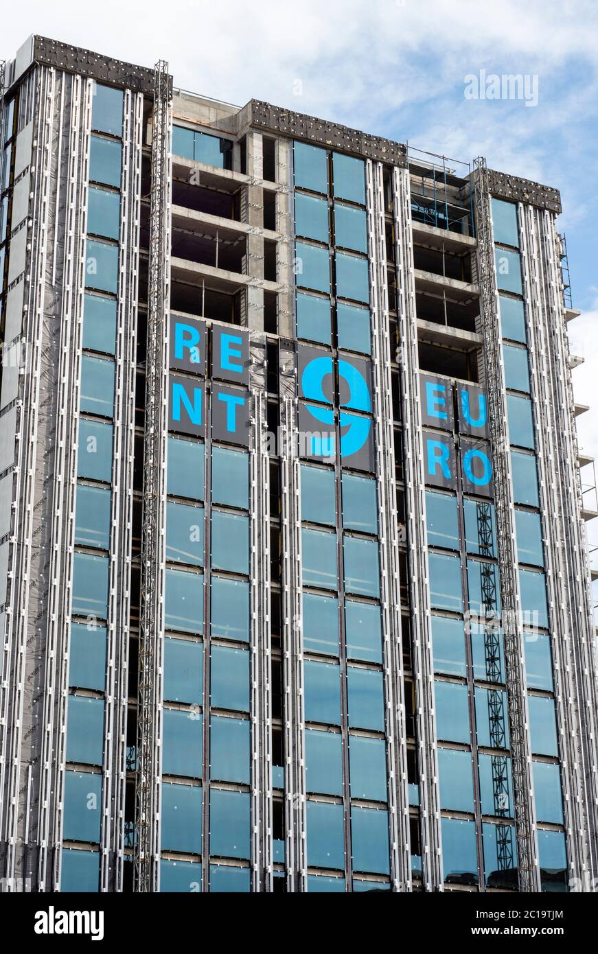 Affittare un cartello di testo di 9 euro sul cantiere di edifici per uffici come spazio per uffici in affitto a Sofia Bulgaria, Europa orientale, Balcani, UE a partire dal 2020 Foto Stock