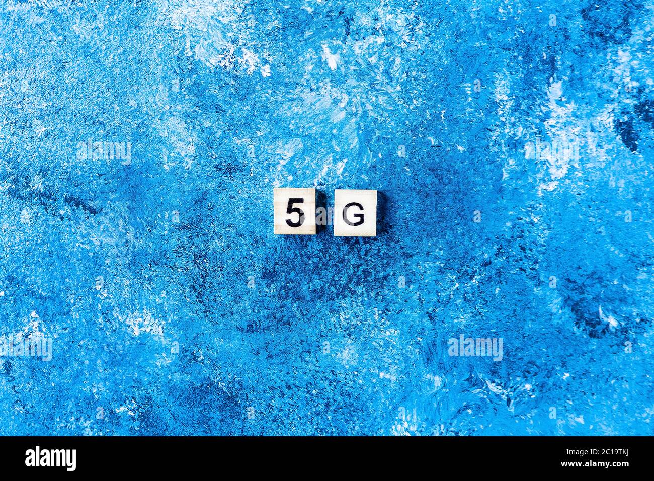 5G simboleggiata da sfondo blu. Nuova tecnologia. Tecnologia futura. Foto Stock
