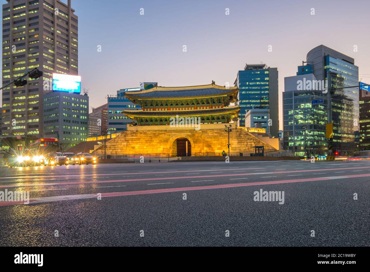 Namdaemun Gate di notte a Seoul, Corea del Sud Foto Stock