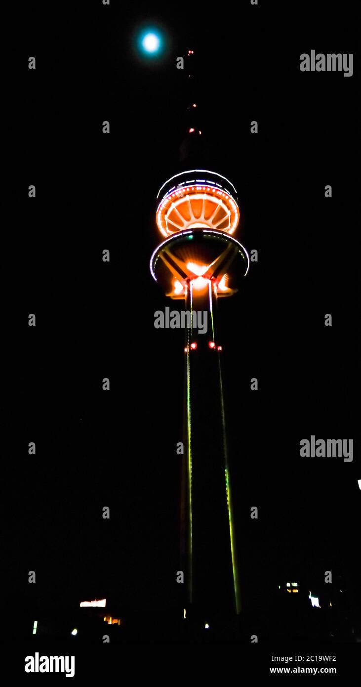 Vista esterna notturna della Torre delle Telecomunicazioni Kuwait, nota anche come Liber Foto Stock