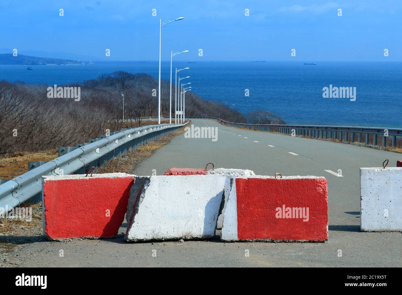 Accesso al mare chiuso. Red calcestruzzo barricata sulla strada per la spiaggia del mare, nessun modo Foto Stock