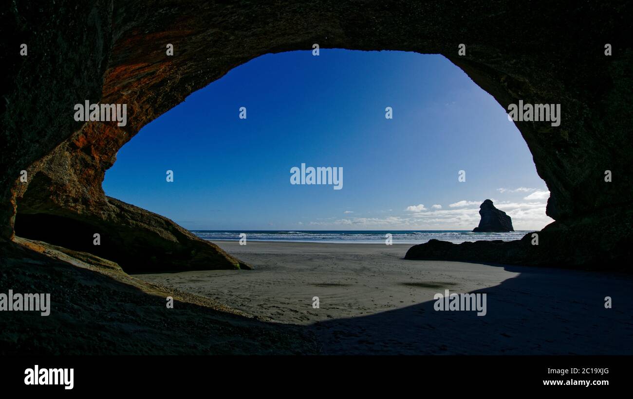 Vista da una grotta sull'oceano, Wharariki Beach, Golden Bay, Nuova Zelanda. Foto Stock