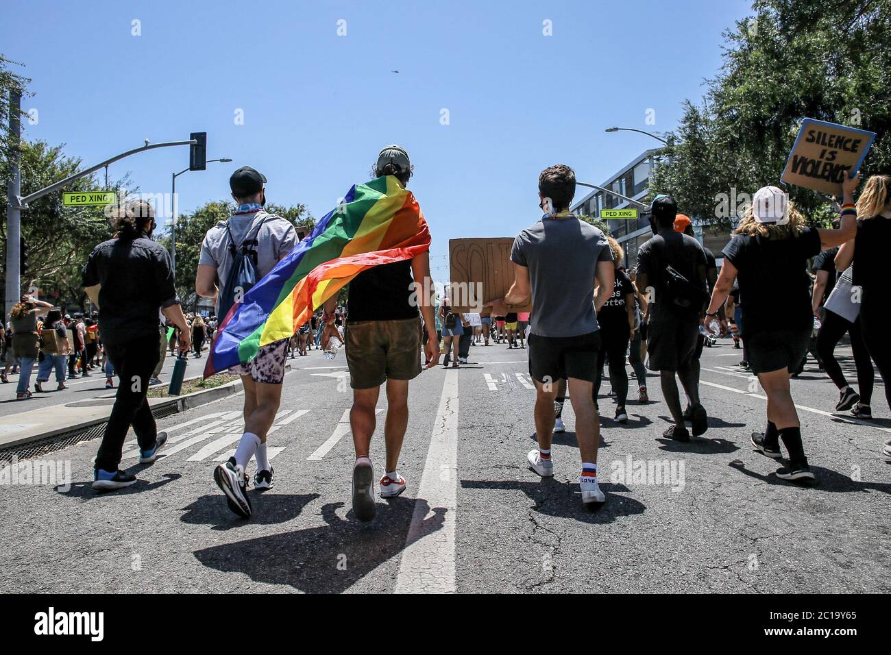 Los Angeles, Stati Uniti. 14 Giugno 2020. I manifestanti scendono lungo Santa Monica Boulevard durante la dimostrazione. Migliaia di manifestanti si sono incontrati domenica a marzo a Hollywood e a West Hollywood in una marcia di solidarietà anti-razzismo. Il giorno originariamente era destinato a tenere la Parata DI LA Pride, ma la Parata di Pride era stata precedentemente annullata a causa della pandemia COVID-19. Gli organizzatori hanno detto all'inizio di questo mese che avrebbero organizzato una marcia in solidarietà con la questione Black Lives e contro la brutalità e l'oppressione della polizia. Credit: SOPA Images Limited/Alamy Live News Foto Stock