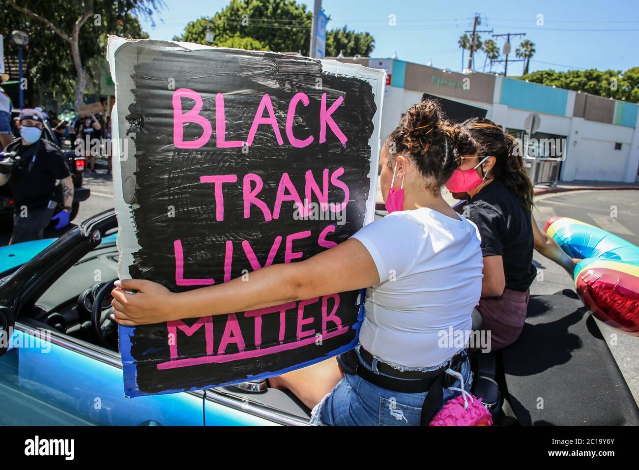 Los Angeles, Stati Uniti. 14 Giugno 2020. Un protester tiene un cartello che dice 'Black Trans Lives Matter' durante la marcia. Migliaia di manifestanti si sono incontrati domenica a marzo a Hollywood e a West Hollywood in una marcia di solidarietà anti-razzismo. Il giorno originariamente era destinato a tenere la Parata DI LA Pride, ma la Parata di Pride era stata precedentemente annullata a causa della pandemia COVID-19. Gli organizzatori hanno detto all'inizio di questo mese che avrebbero organizzato una marcia in solidarietà con la questione Black Lives e contro la brutalità e l'oppressione della polizia. Credit: SOPA Images Limited/Alamy Live News Foto Stock