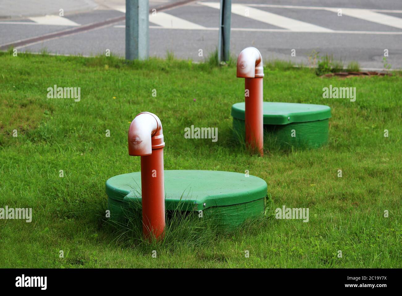 Tubo di serbatoio di plastica di gas petrolio collettore nel terreno sul territorio della stazione di benzina, Russia Foto Stock