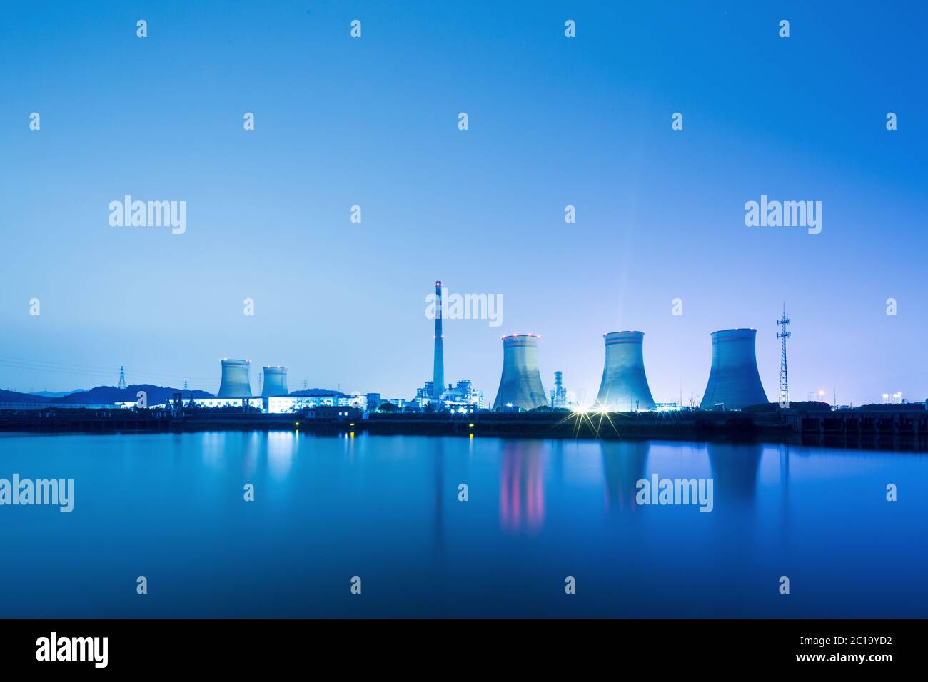 centrale elettrica vicino all'acqua al crepuscolo Foto Stock