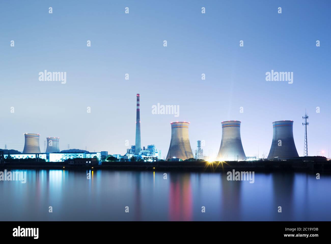 centrale elettrica vicino all'acqua al crepuscolo Foto Stock