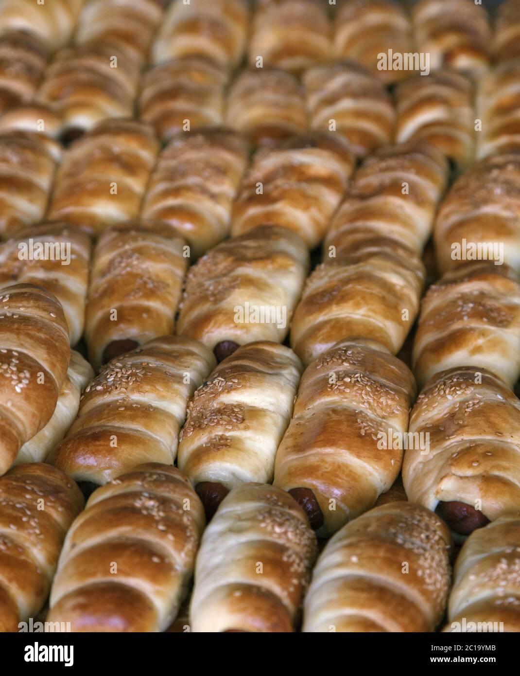 Salsicce cotto in pasta sul vassoio Foto Stock