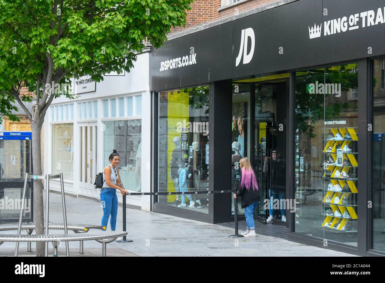 Exeter, Devon, Regno Unito. 15 giugno 2020. I negozi che vendono articoli non essenziali hanno permesso di riaprire oggi, poiché il blocco del coronavirus è ulteriormente facilitato. Il negozio JD Sport nella High Street a Exeter con personale che abbatte le barriere ai clienti a distanza sociale. Immagine: Graham Hunt/Alamy Live News Foto Stock