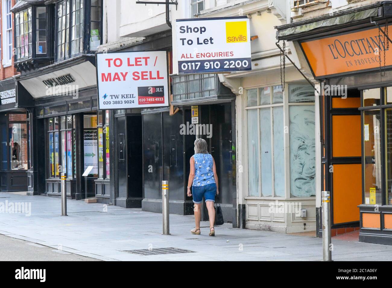 Exeter, Devon, Regno Unito. 15 giugno 2020. I negozi che vendono articoli non essenziali hanno permesso di riaprire oggi, poiché il blocco del coronavirus è ulteriormente facilitato. Negozi vuoti in High Street a Exeter in Devon con cartelli per lasciare fuori. Immagine: Graham Hunt/Alamy Live News Foto Stock