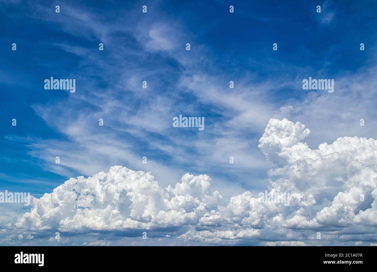 cielo blu con nuvole bianche soffici. bellezza natura scena sfondo. Foto Stock