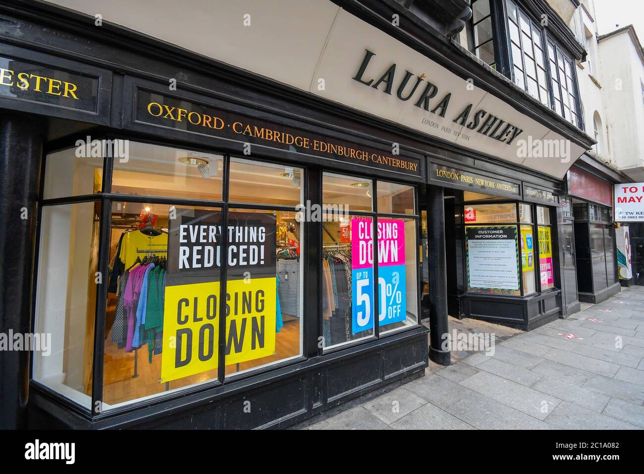 Exeter, Devon, Regno Unito. 15 giugno 2020. I negozi che vendono articoli non essenziali hanno permesso di riaprire oggi, poiché il blocco del coronavirus è ulteriormente facilitato. Il negozio Laura Ashley di High Street a Exeter in Devon riapre con una vendita chiusa. Immagine: Graham Hunt/Alamy Live News Foto Stock