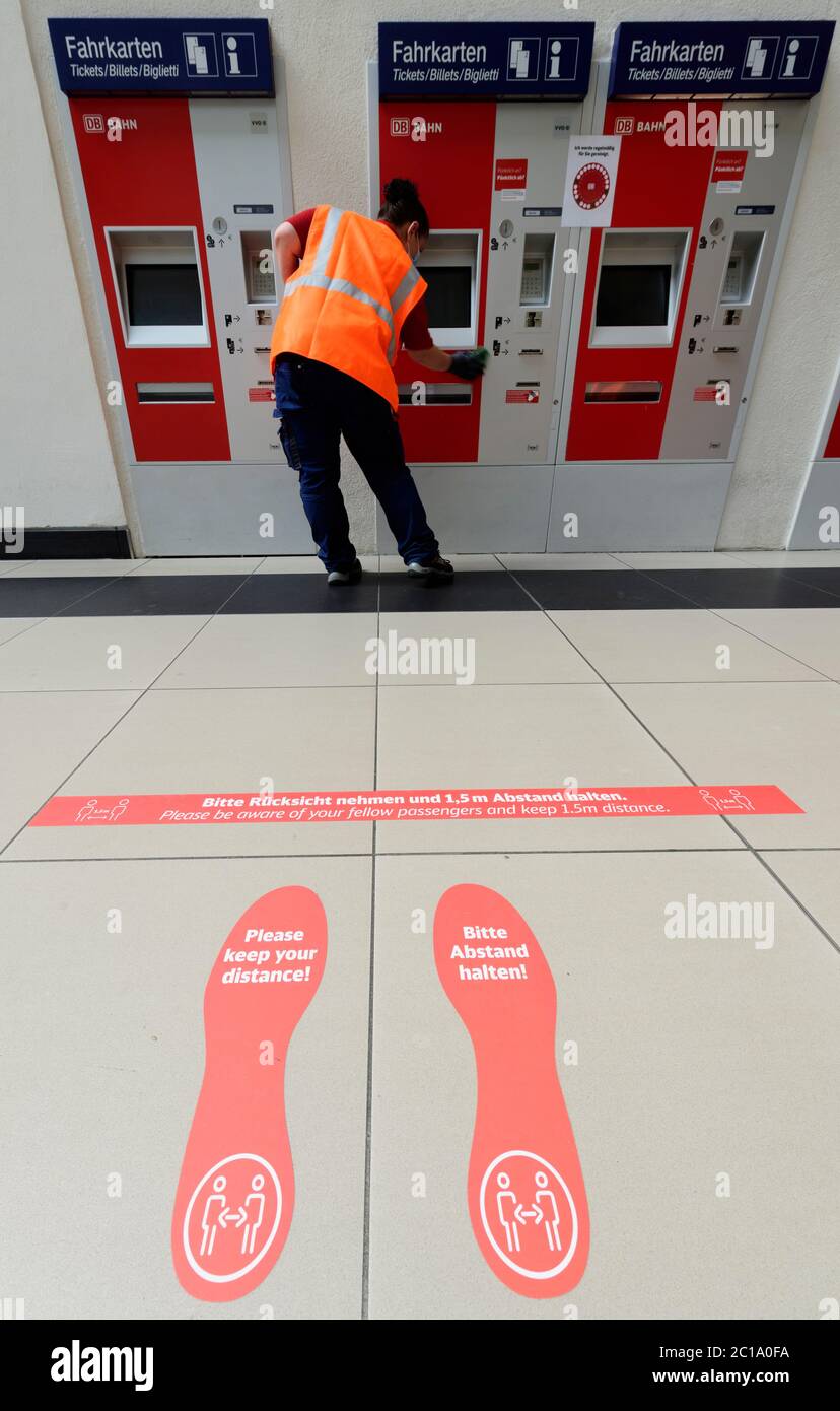 Dresda, Germania. 15 giugno 2020. Un pulitore pulisce l'esposizione di una biglietteria alla stazione centrale di Dresda. Deutsche Bahn ha presentato oggi misure di pulizia e disinfezione nei treni e nelle stazioni. Si sta utilizzando un nuovo tipo di procedura in cui i corrimano vengono puliti e disinfettati utilizzando la luce UV-C a onde corte. Credit: Robert Michael/dpa/Alamy Live News Foto Stock
